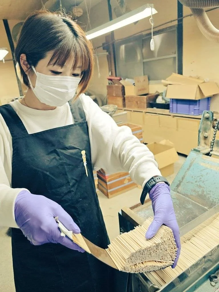 つまようじ工場での作業風景