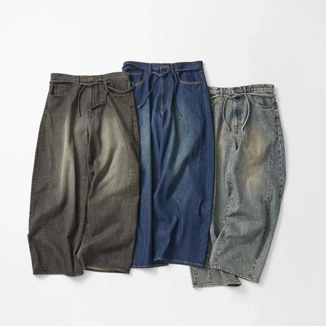 3本のワイドシルエットのデニムパンツ