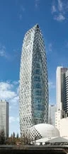 独特な幾何学模様の外観を持つ東京モード学園の高層ビル