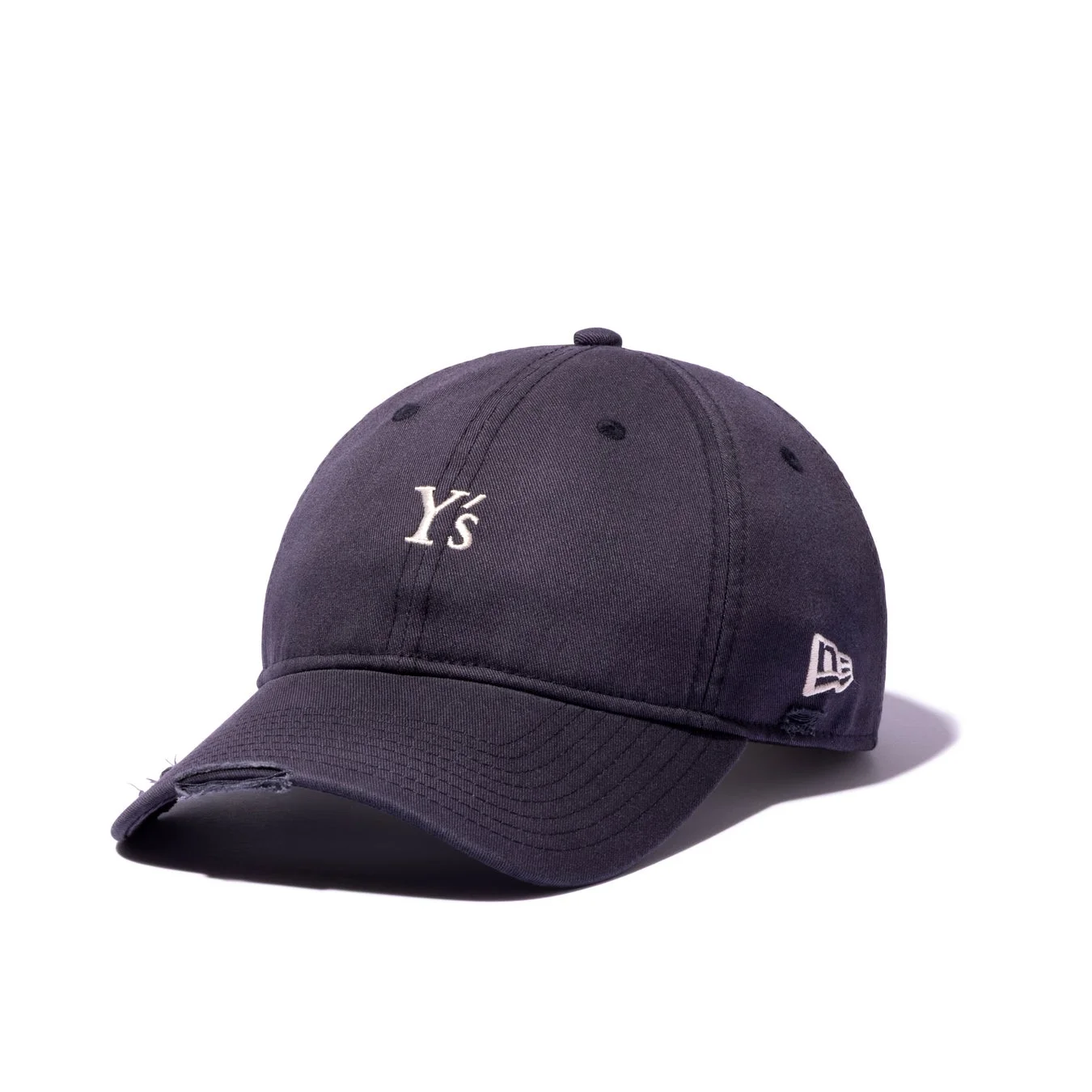 Y'sとNew Eraのコラボレーションによるネイビーのキャップ