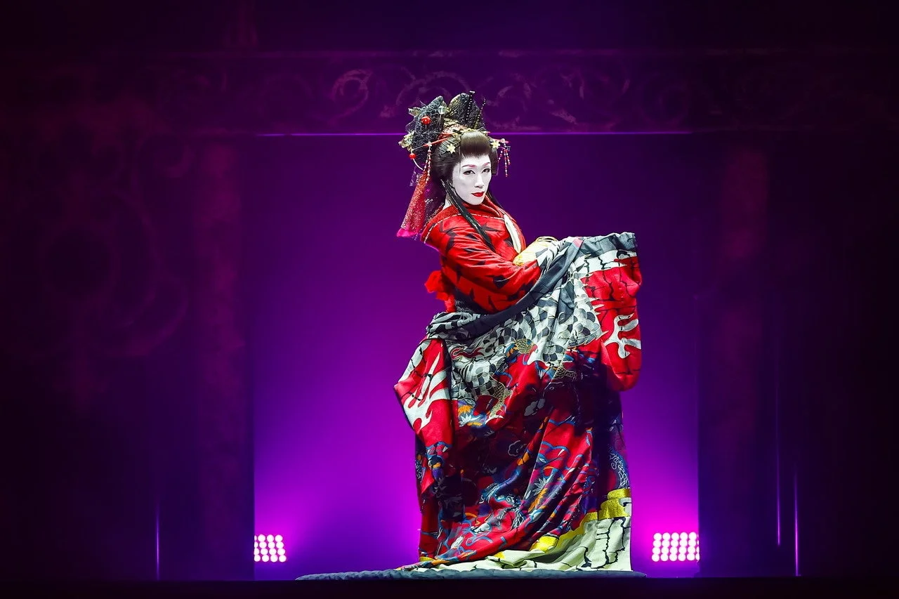 歌舞伎風の豪華な衣装の演者