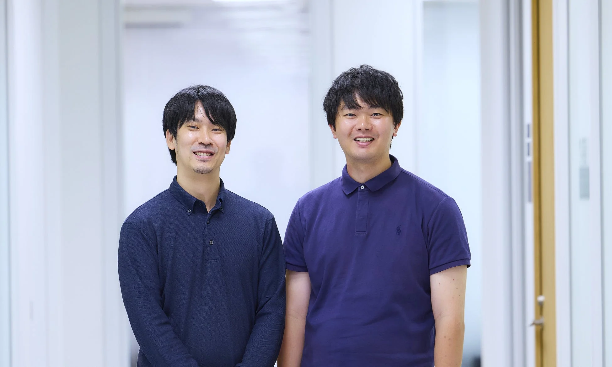 笑顔で立つ二人の日本人男性
