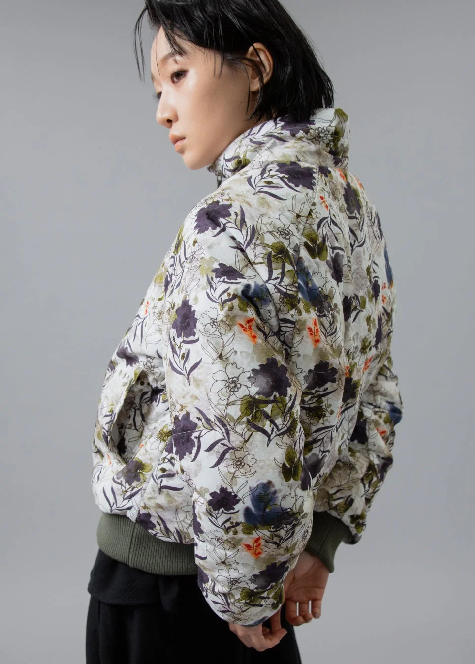 女性、花柄ブルゾン