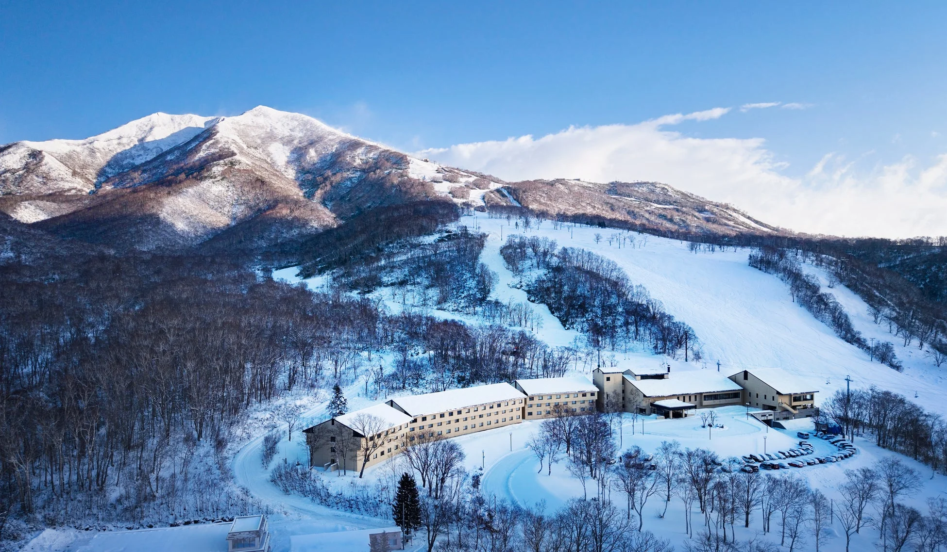 スキー場とホテル全景