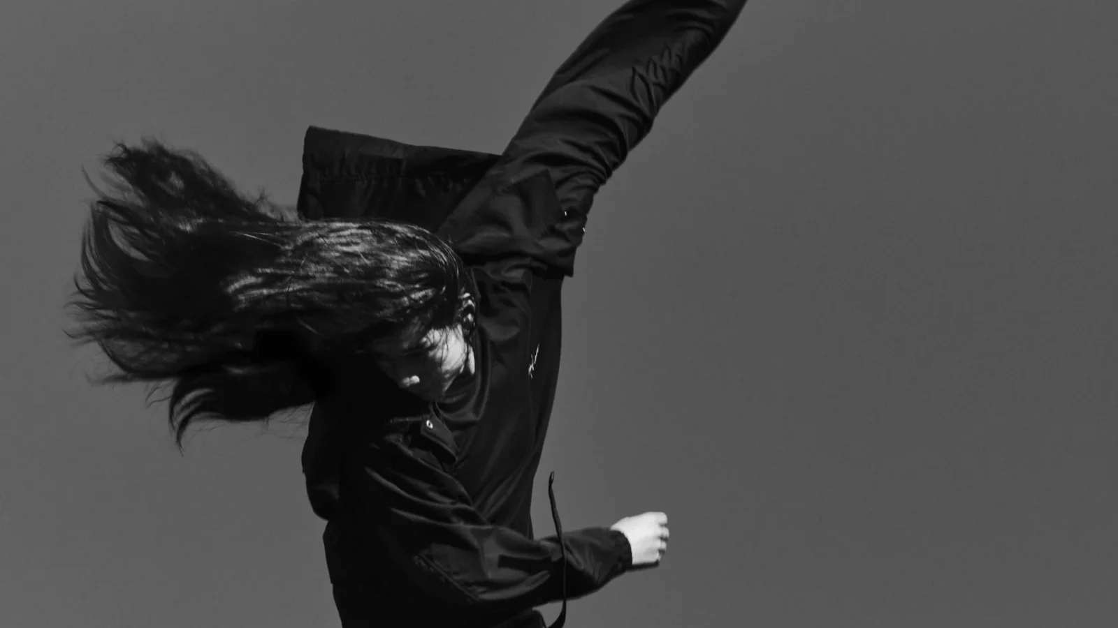 Yohji Yamamoto Y-3 KURO、2026-27年秋冬コレクションで新モデルを発表
