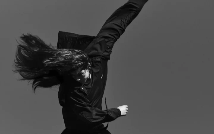 Yohji Yamamoto Y-3 KURO、2026-27年秋冬コレクションで新モデルを発表