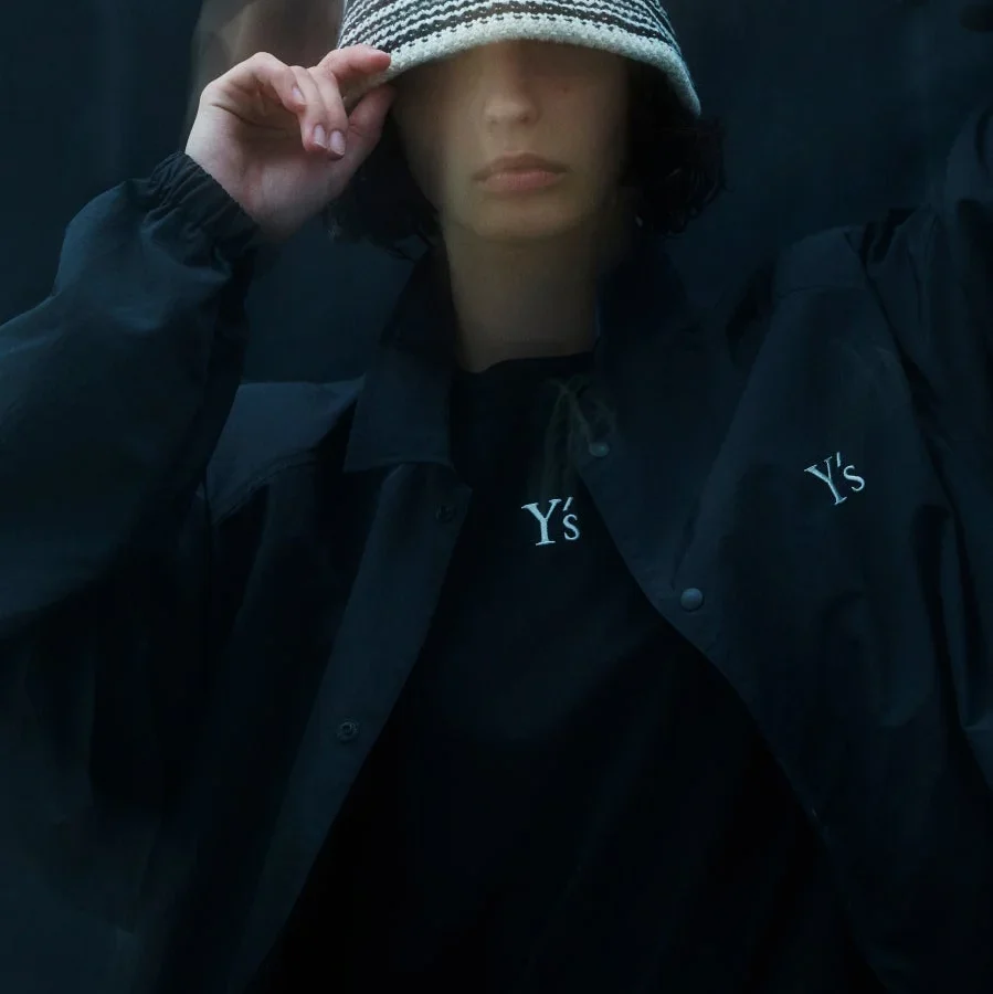 Y’sとNEW ERA®、2026-27年秋冬コレクションを発表 – 全22アイテムが8月19日より発売