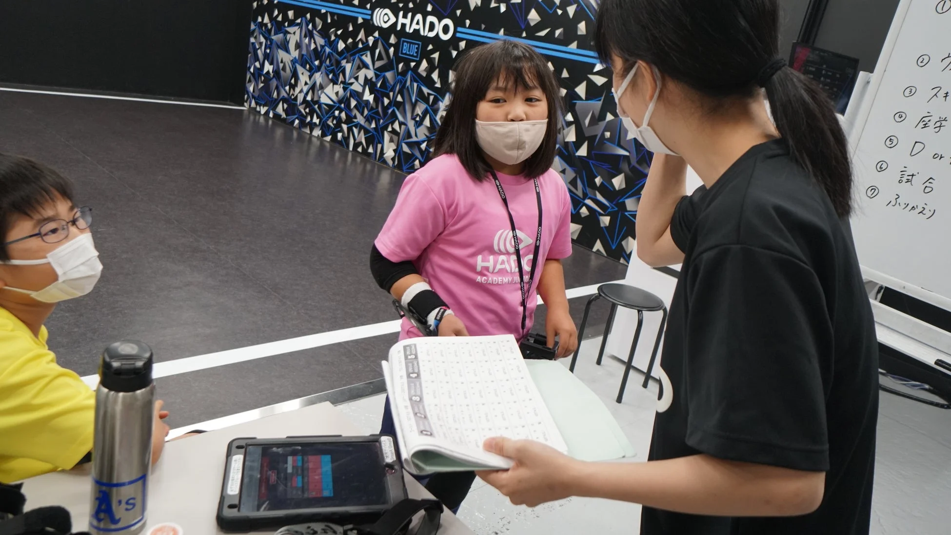 HADOイベントでマスクを着用した子供たちと大人