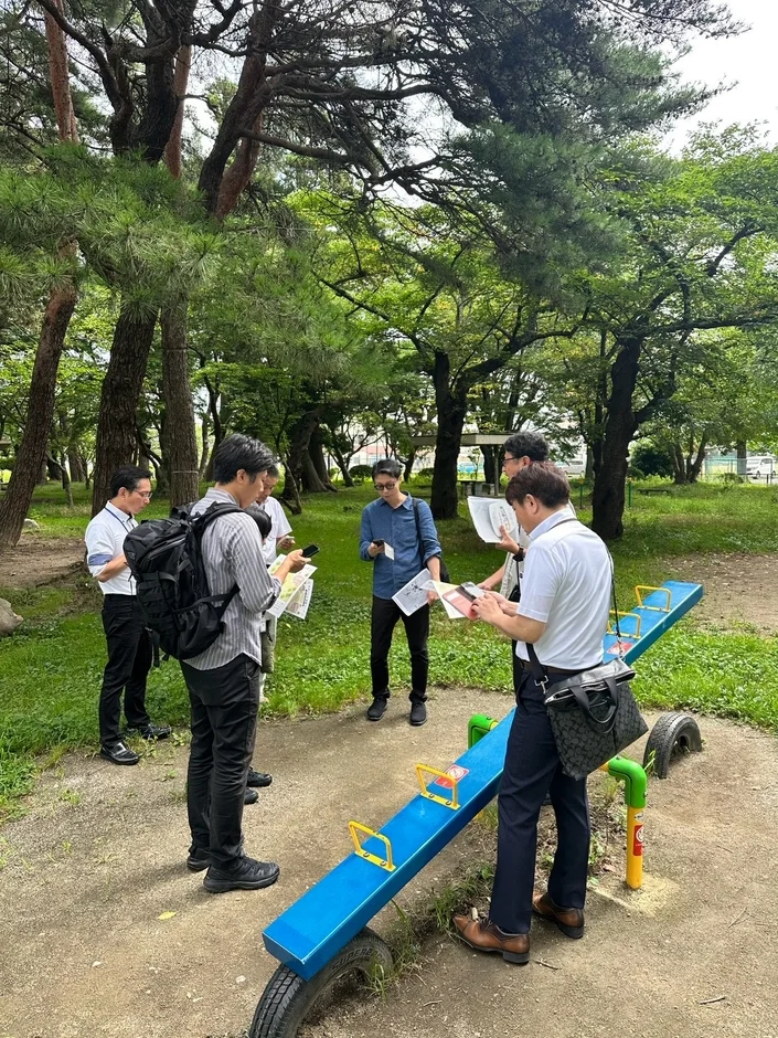 公園で議論する男性たち