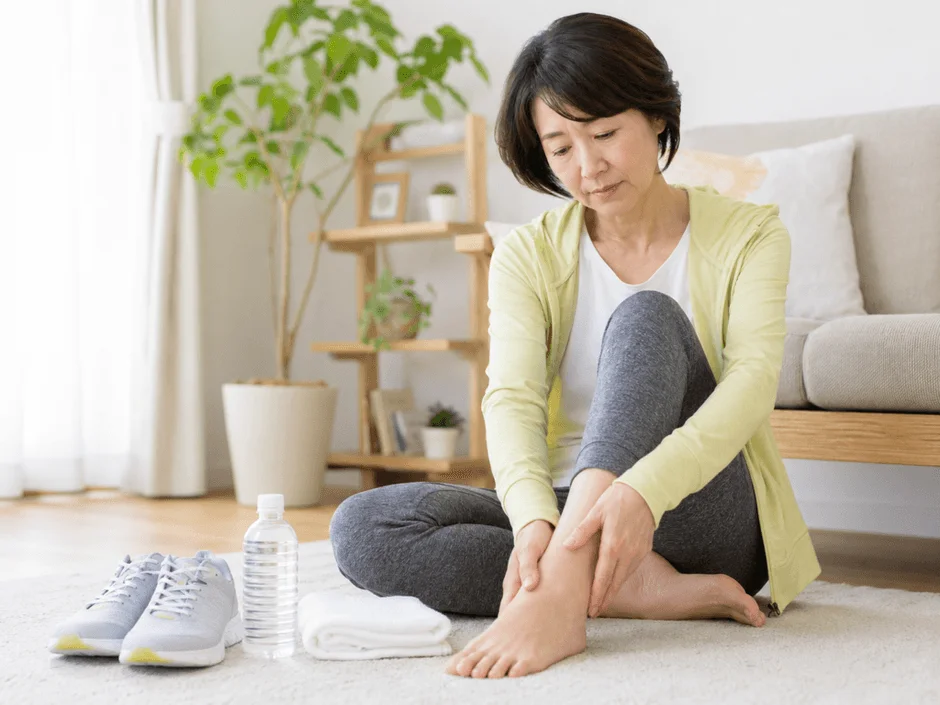 足首をケアする中年女性