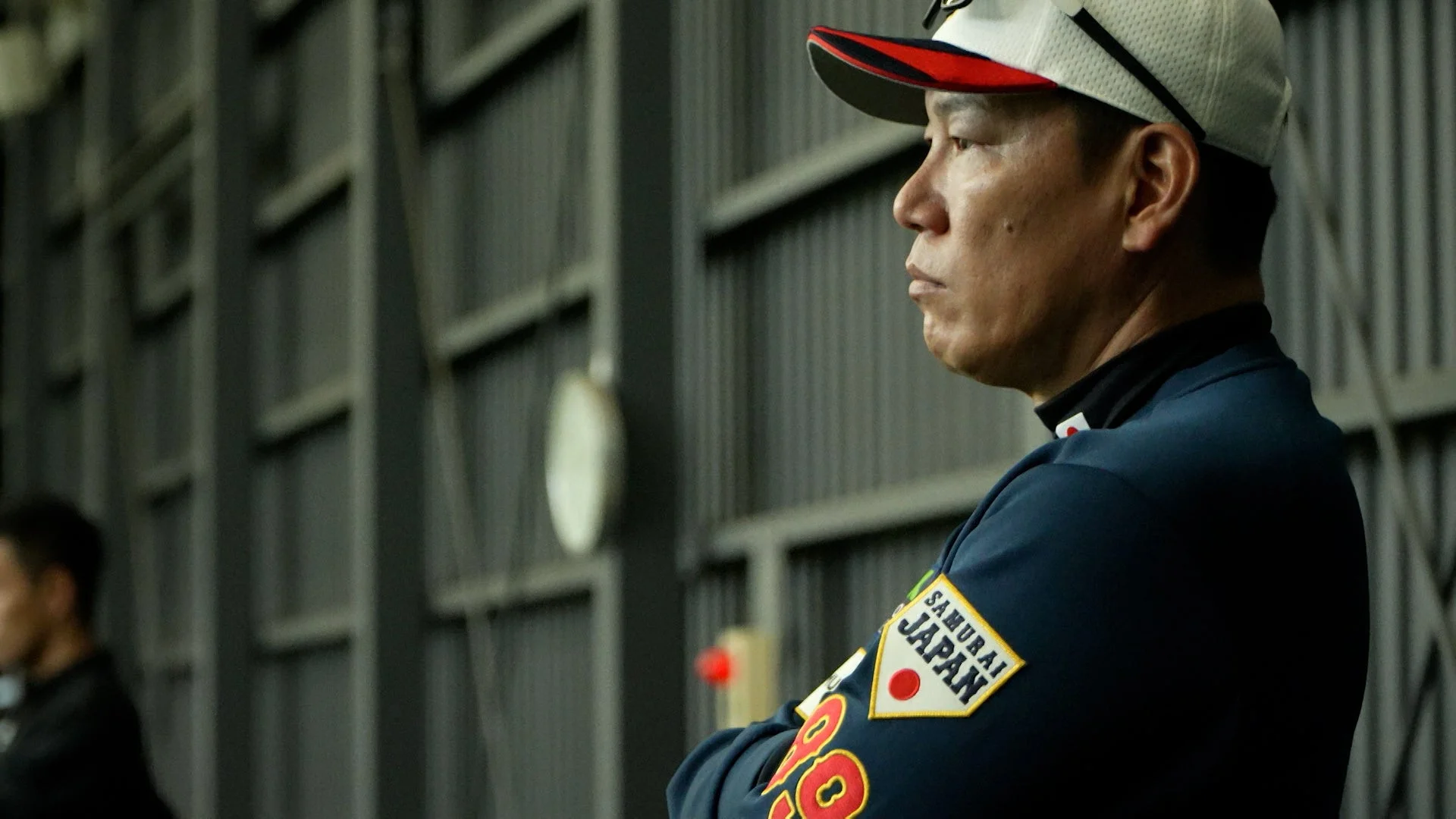 真剣な表情の監督