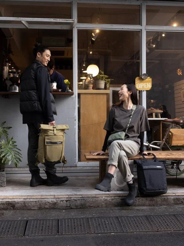 カフェで談笑する男女