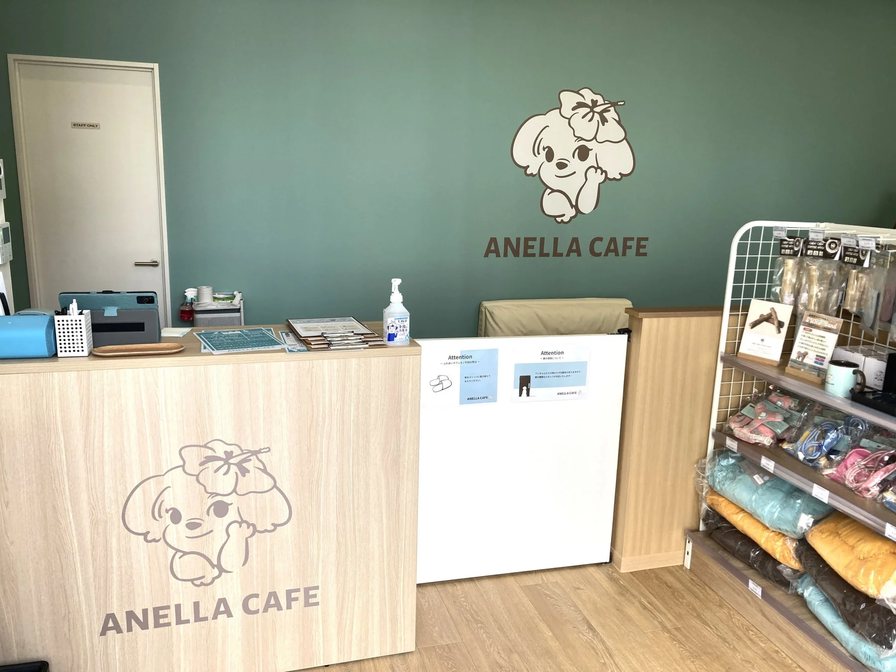 ANELLA CAFEの受付カウンターと商品棚