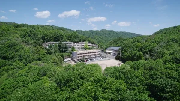 緑豊かな山々に囲まれた施設