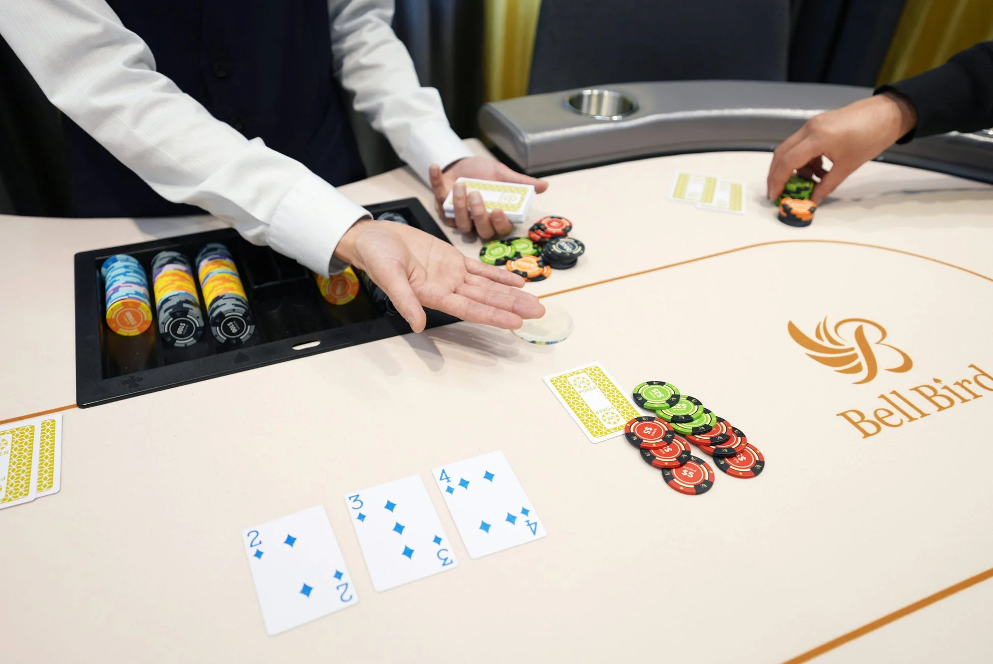 ポーカーテーブルでのゲーム進行の様子