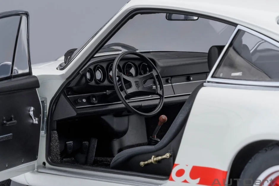 ポルシェ911カレラモデルカーの運転席内装