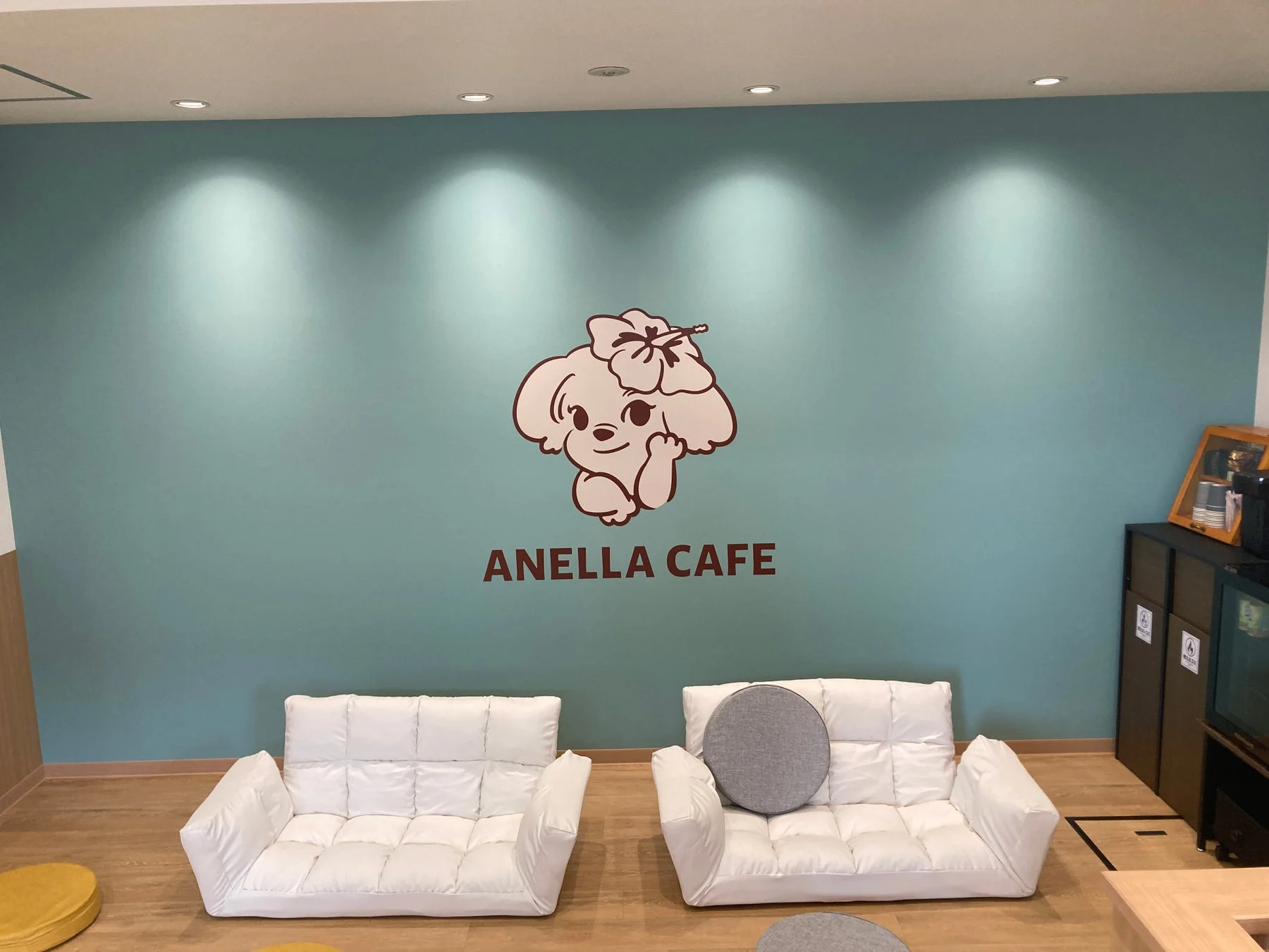 ANELLA CAFEの店内（アネラブルーの壁とソファ）