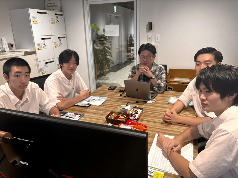 会議を行う男性たち