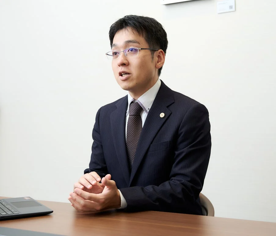 スーツ姿で話す弁護士の画像
