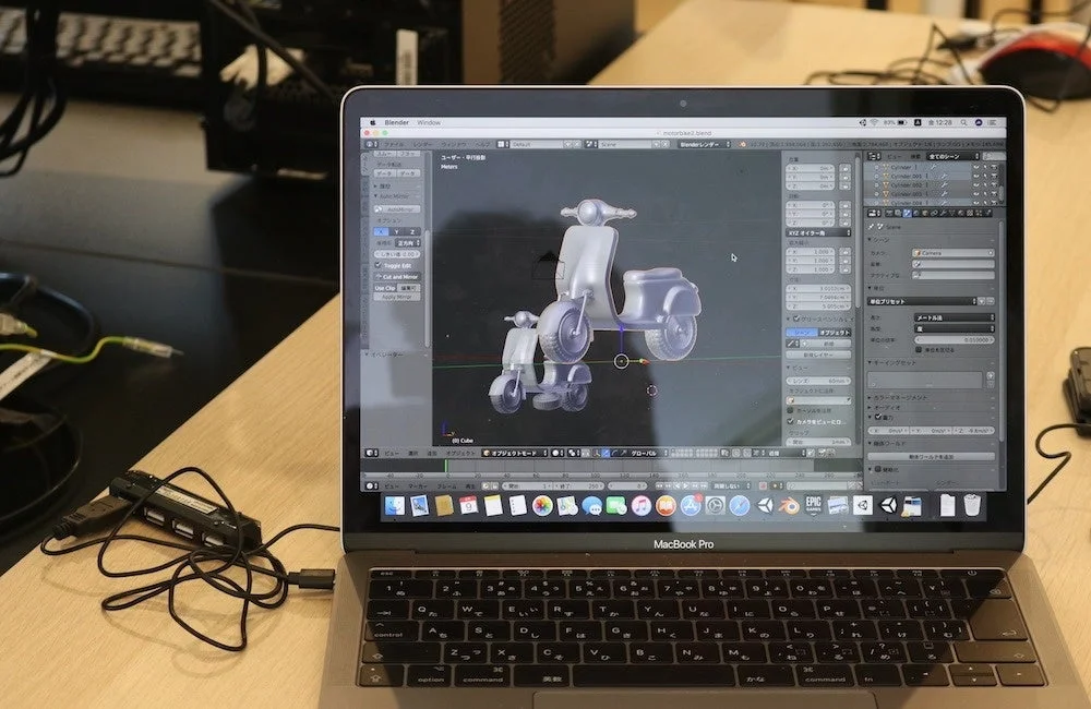 MacBook Proで3Dモデリングを行う様子