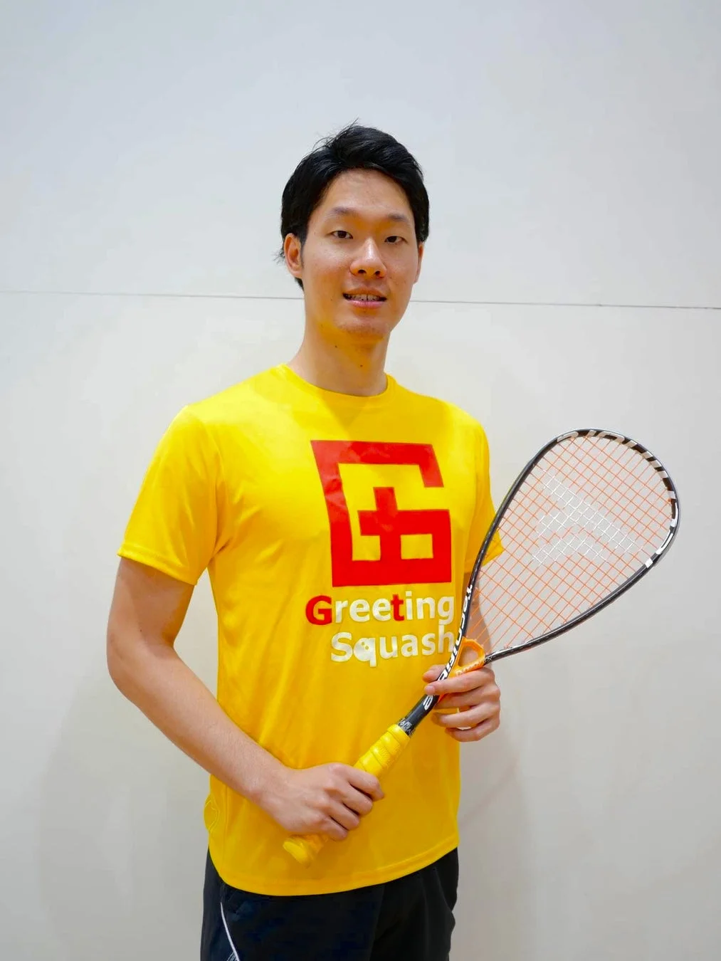 黄色のTシャツを着た男性(Greeting Squashロゴ入り)