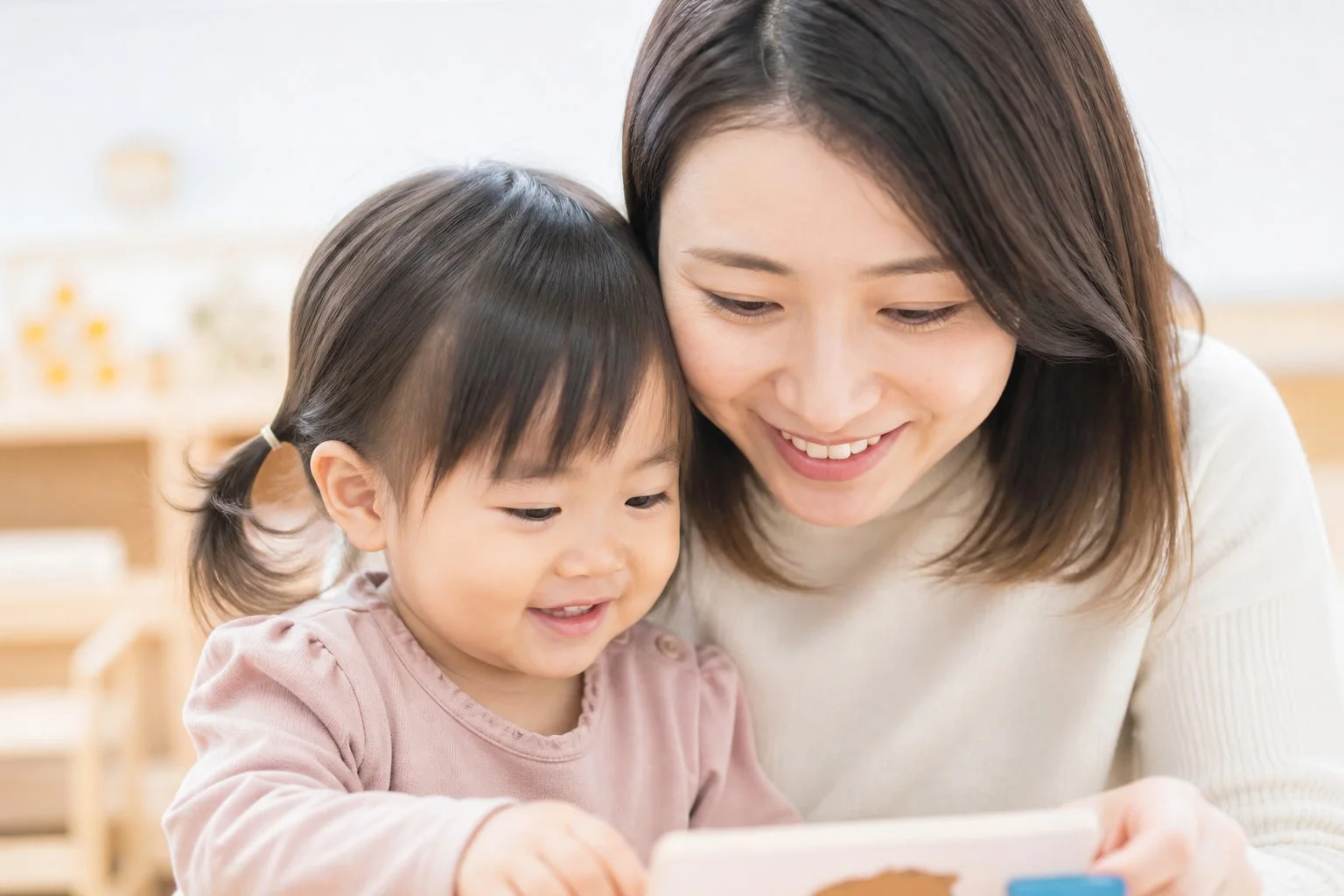 親子が本を見ている