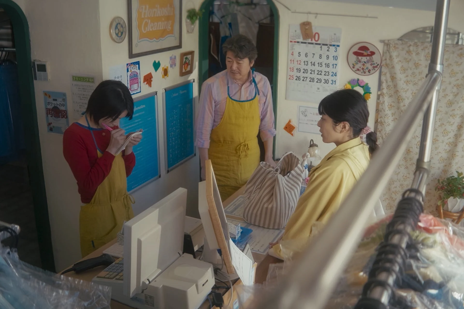 クリーニング店での接客風景