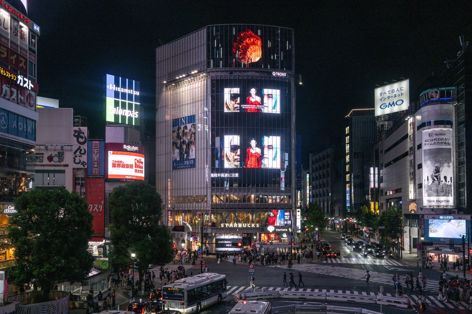 渋谷スクランブル交差点の夜景