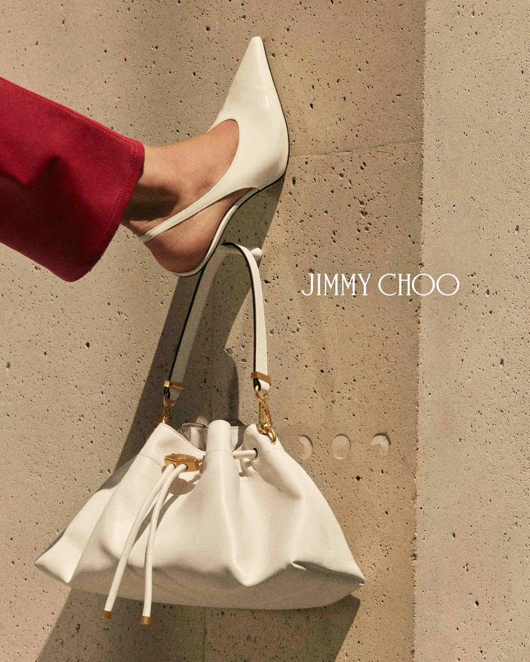 JIMMY CHOOの白いミュールと赤いパンツ、白いバッグ