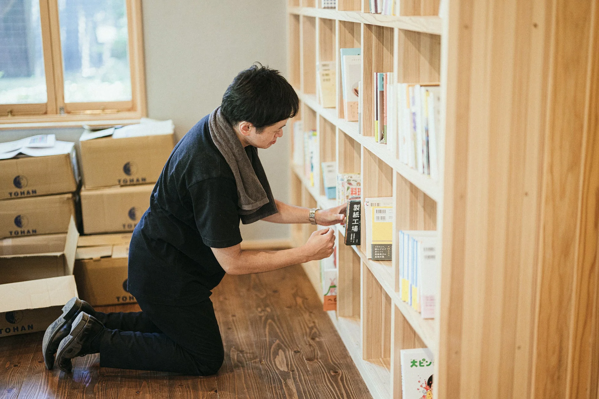 書籍を陳列する様子