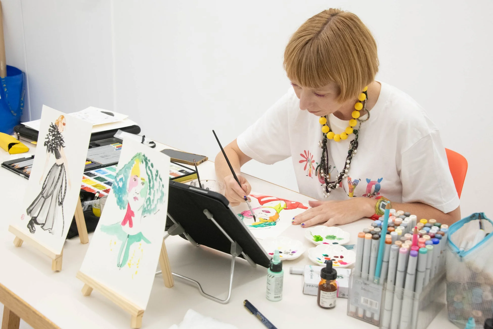 水彩画を描く女性イラストレーター