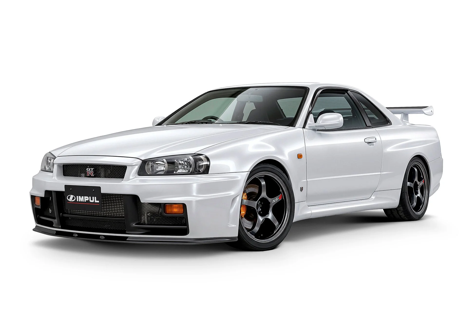 白いボディのスポーツカー、日産スカイラインGT-R(R34)が清潔な背景で撮影されています。IMPULのライセンスプレートフレームとNismoのホイールが特徴的です。