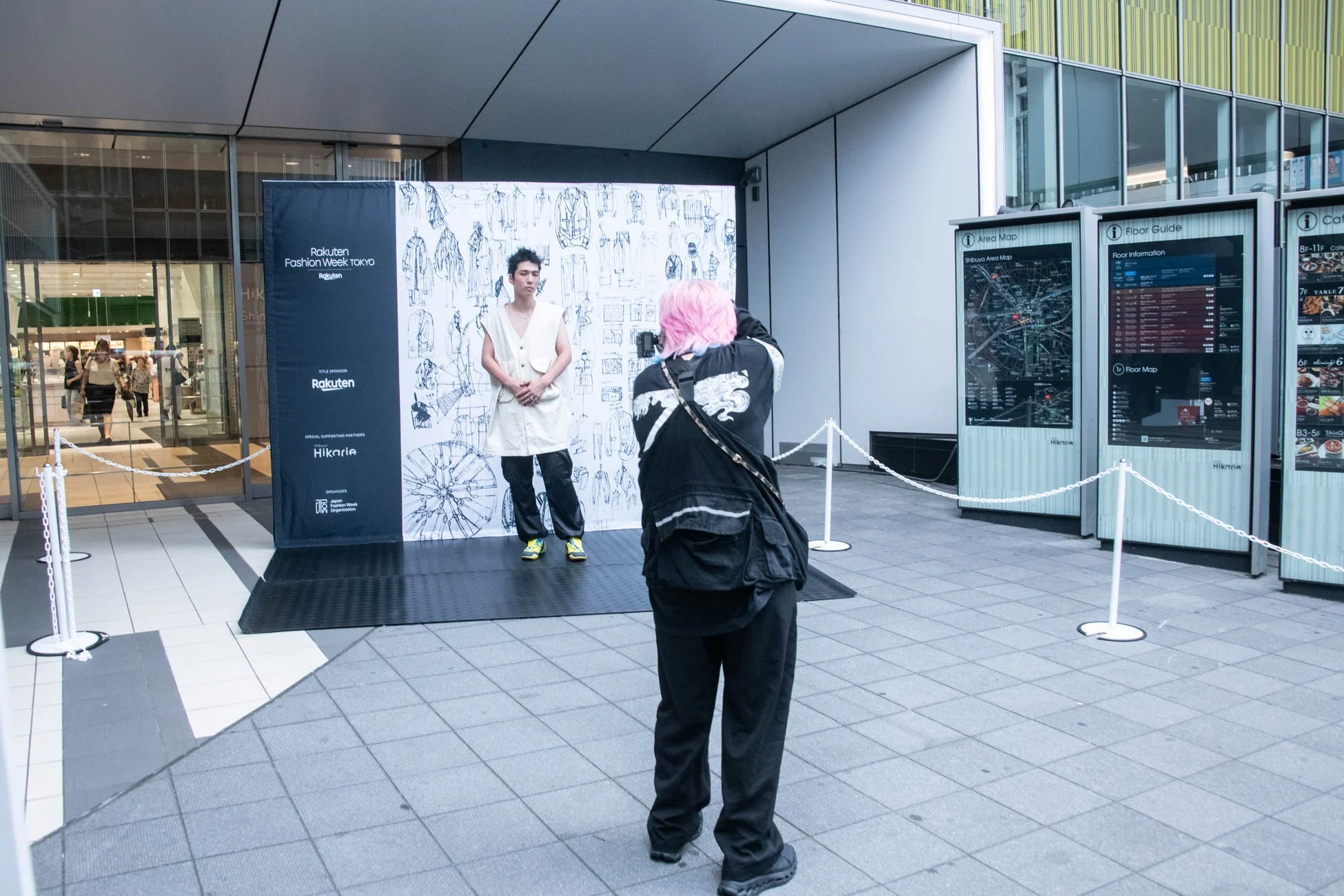 Rakuten FWTのイベント会場で撮影を行うフォトグラファー