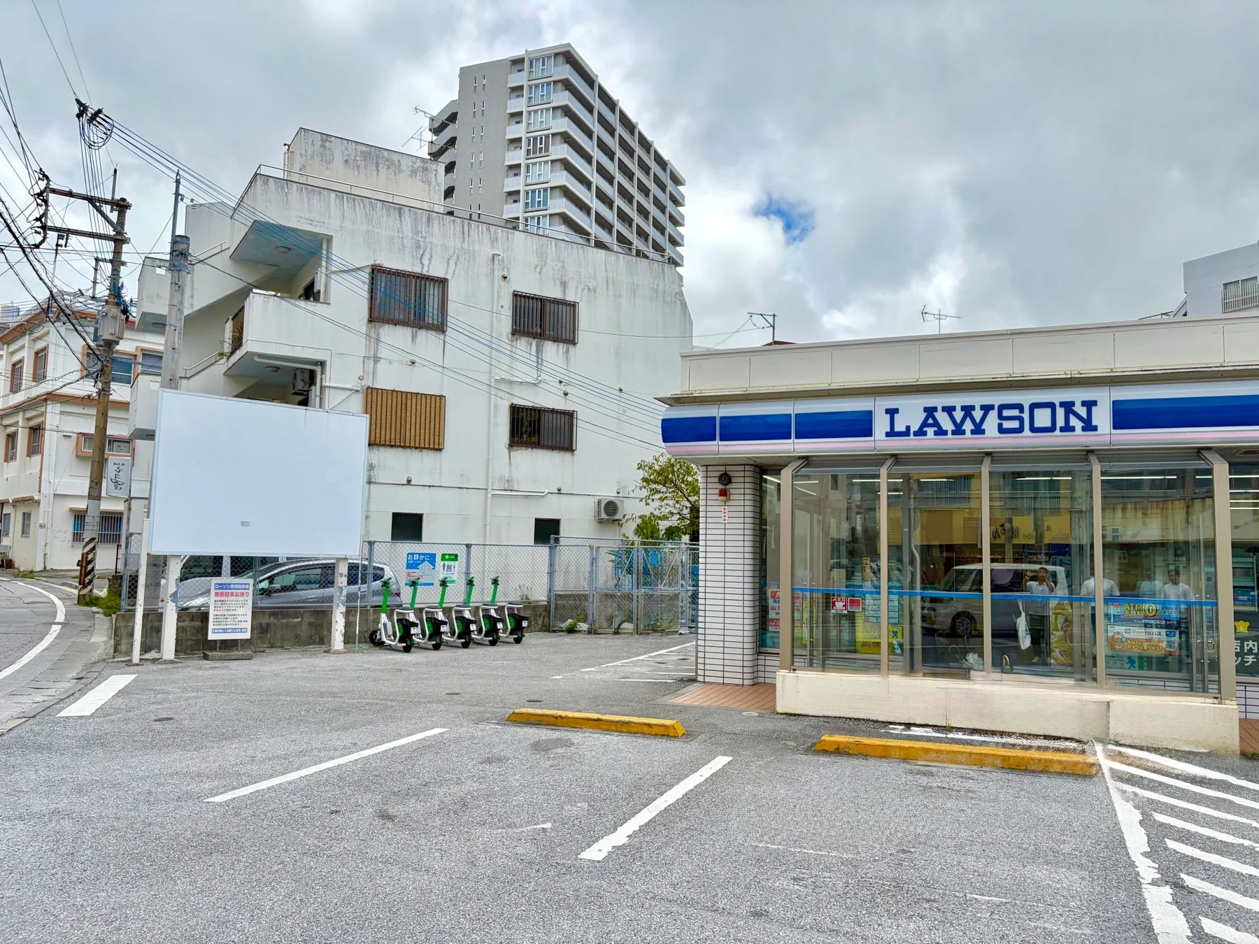 ローソンおもろまち駅前店と複数のLime電動キックボード