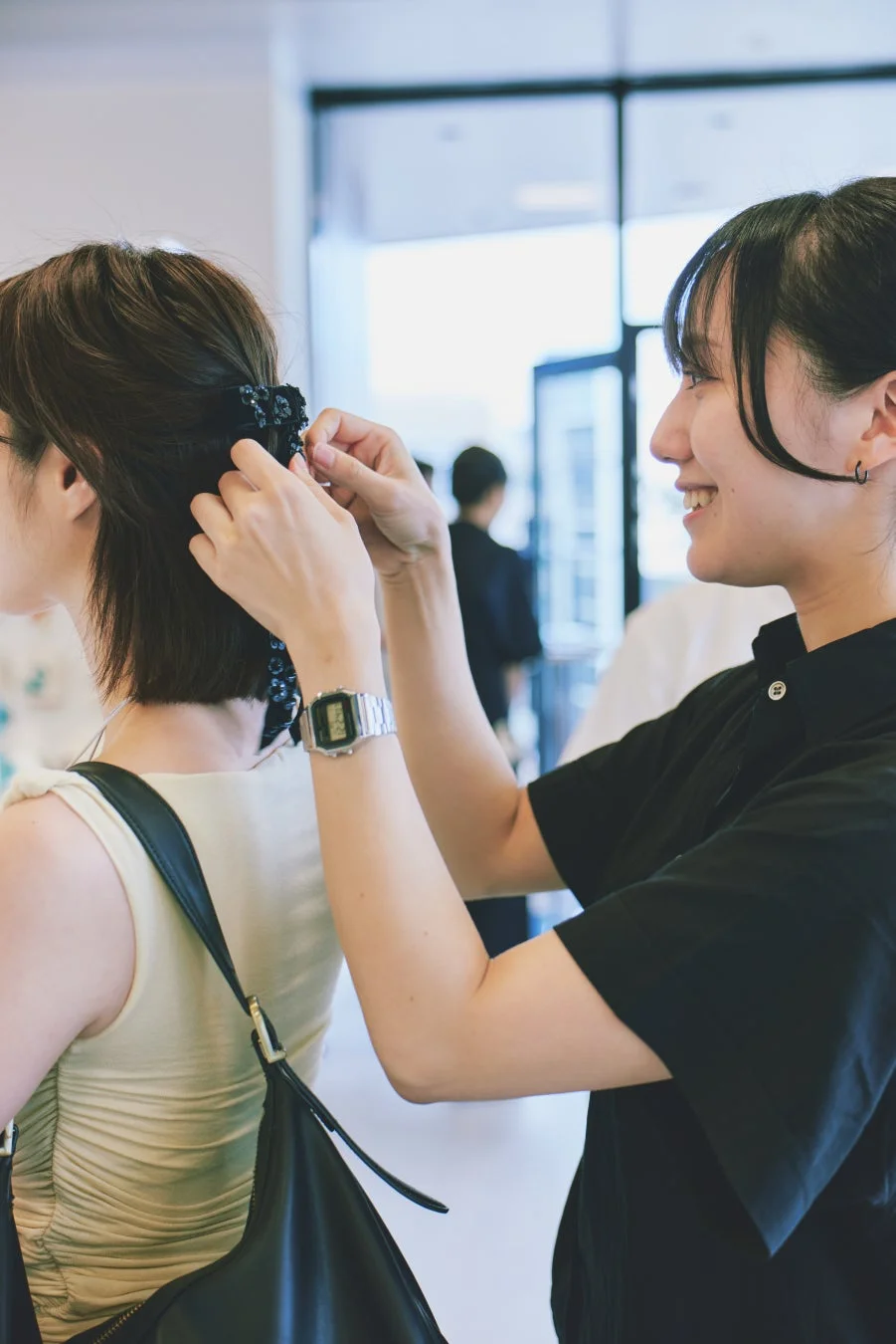 ヘアクリップでアレンジする様子