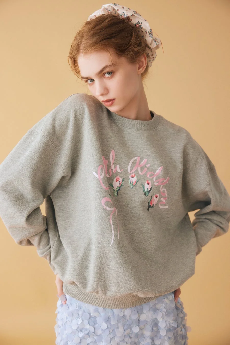 グレーのRibbon Floralスウェットを着用したモデル