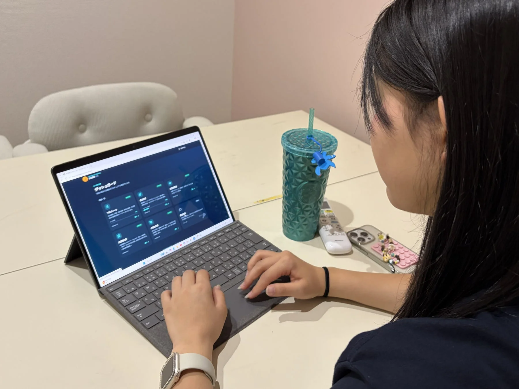 ノートパソコンで作業する女性