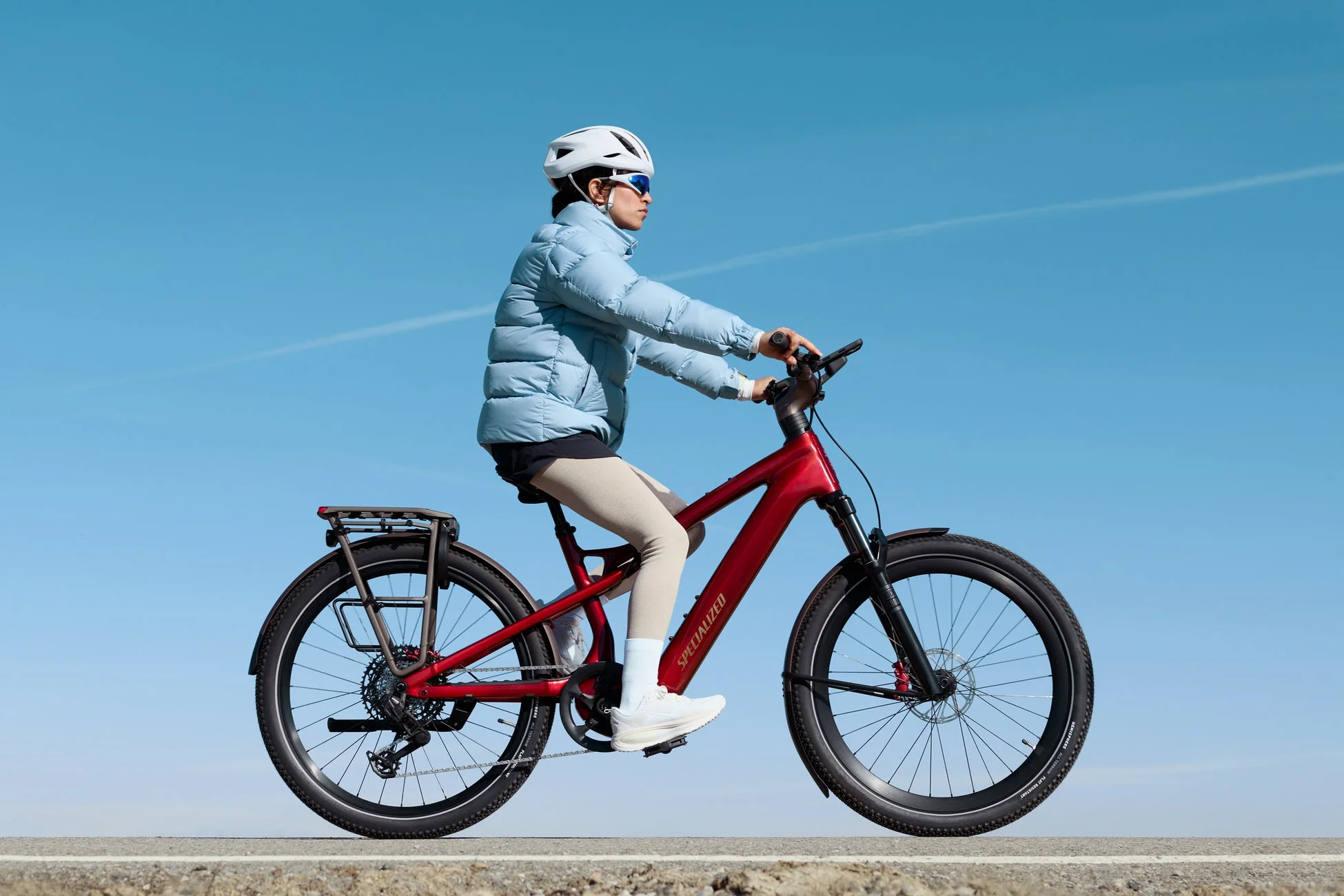 サイクリングする女性