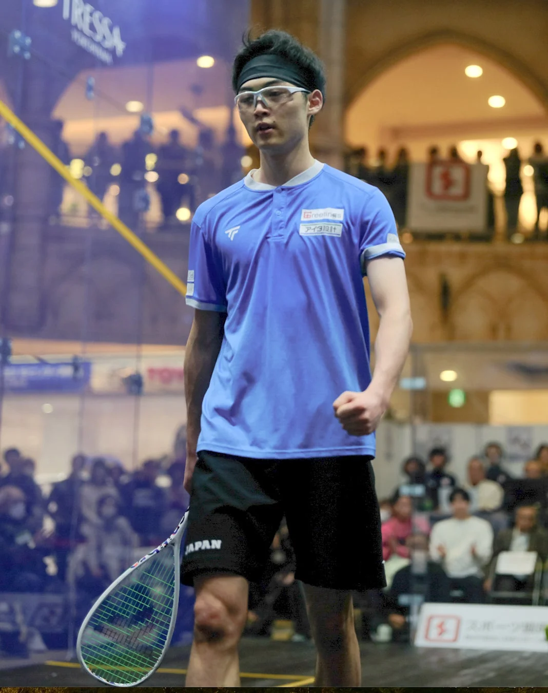 スカッシュコートに立つ牧野廉士選手