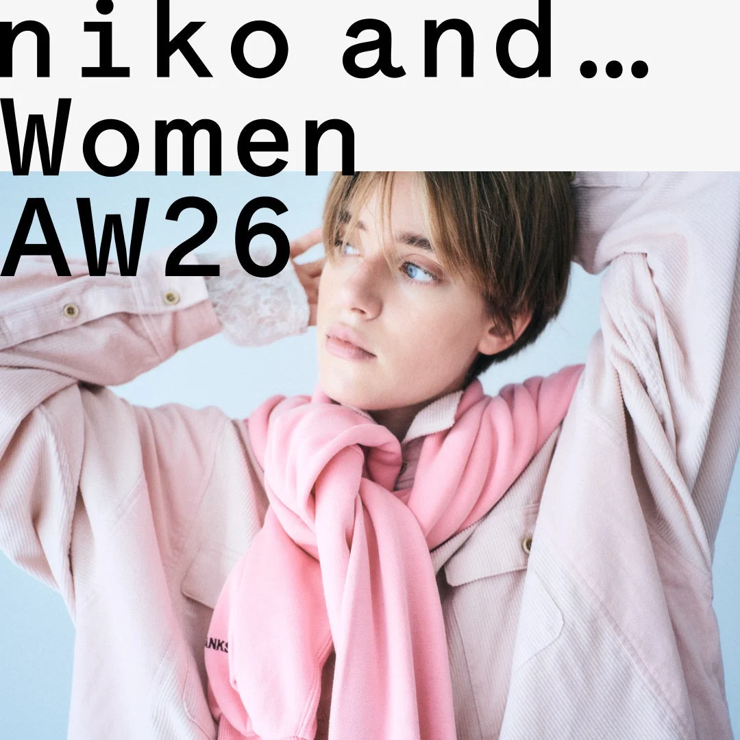 ピンクの服とスカーフを着用した女性モデル