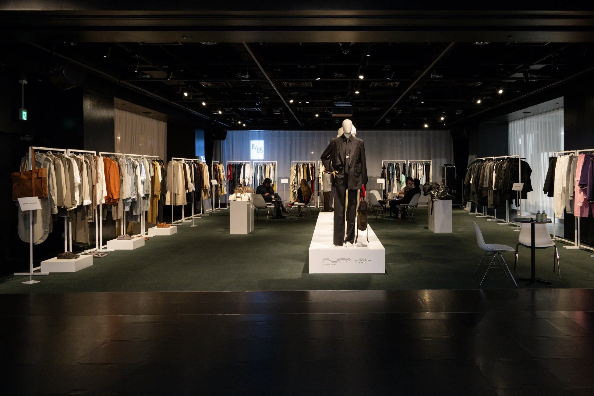 モダンなファッション展示会場