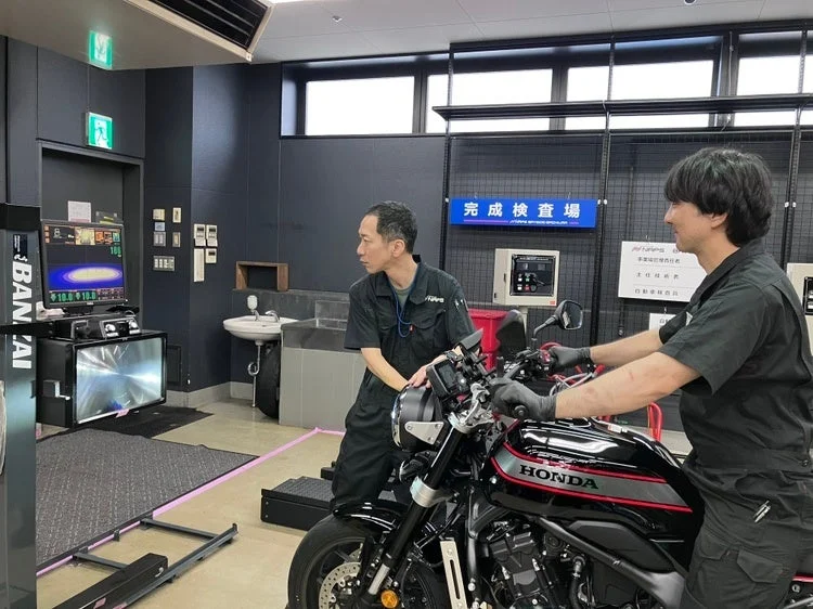 バイクの完成検査風景