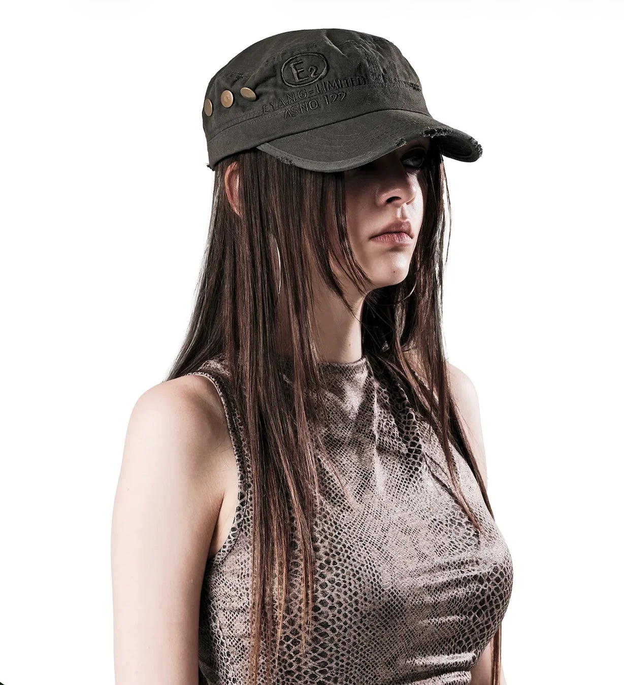 女性、ファッション、帽子、キャップ、ミリタリーキャップ、スネーク柄、トップス、ロングヘア、ポートレート、スタジオ撮影、白背景