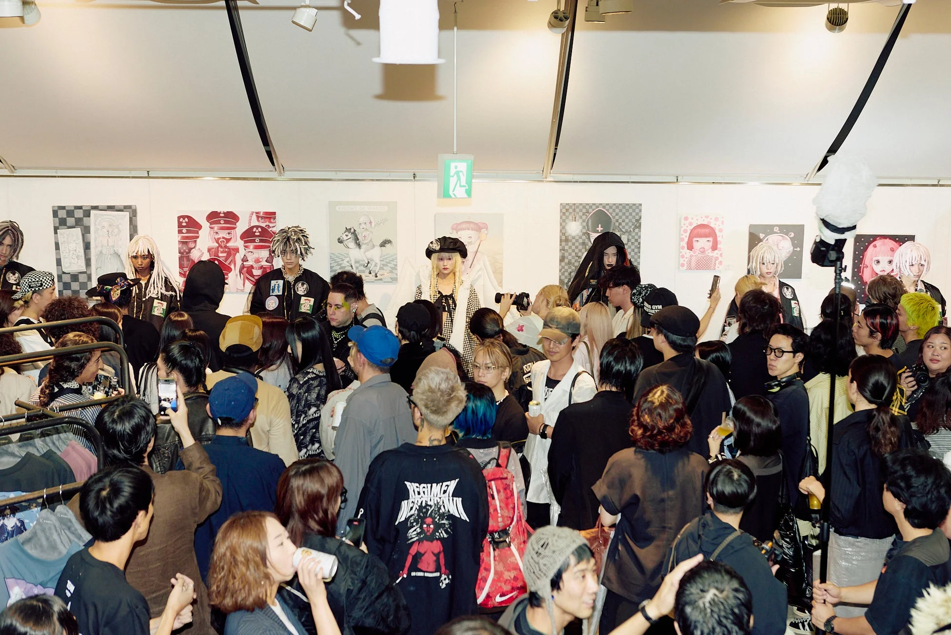 多くの人で賑わう屋内イベント