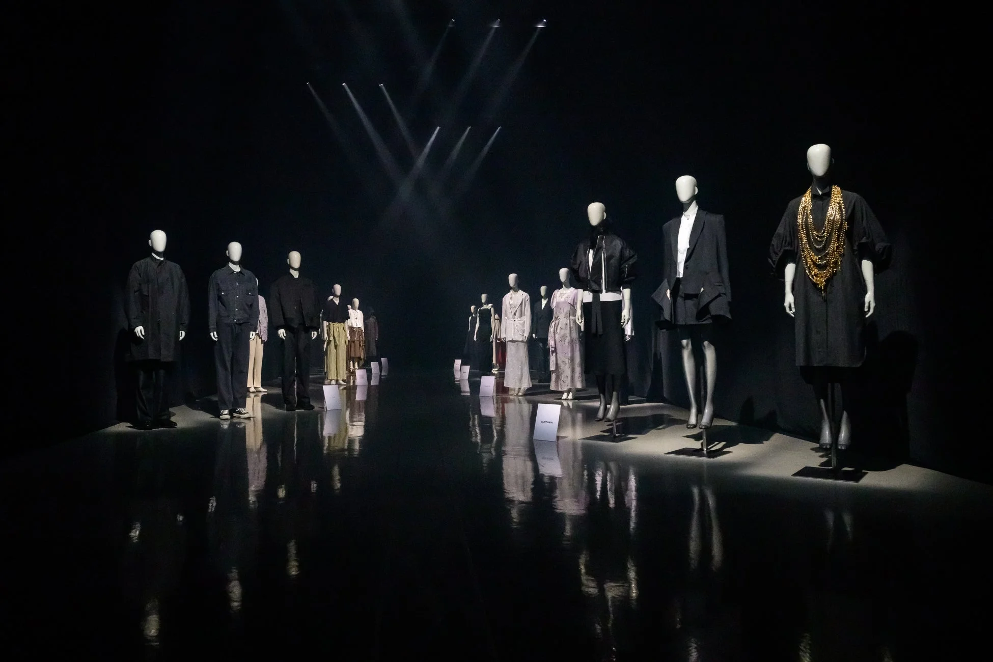 様々な衣装が展示されたファッション展