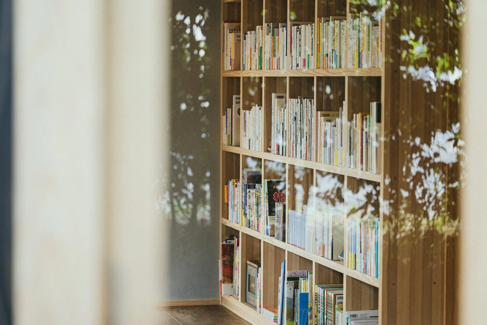 本が並ぶ図書室「OWL」の内部