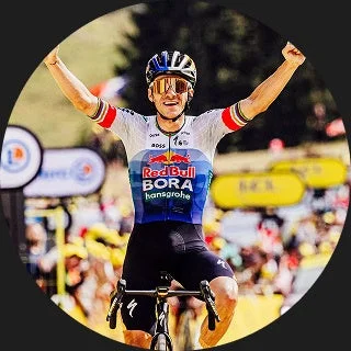 Red Bull BORA hansgroheのサイクリストが勝利を喜ぶ