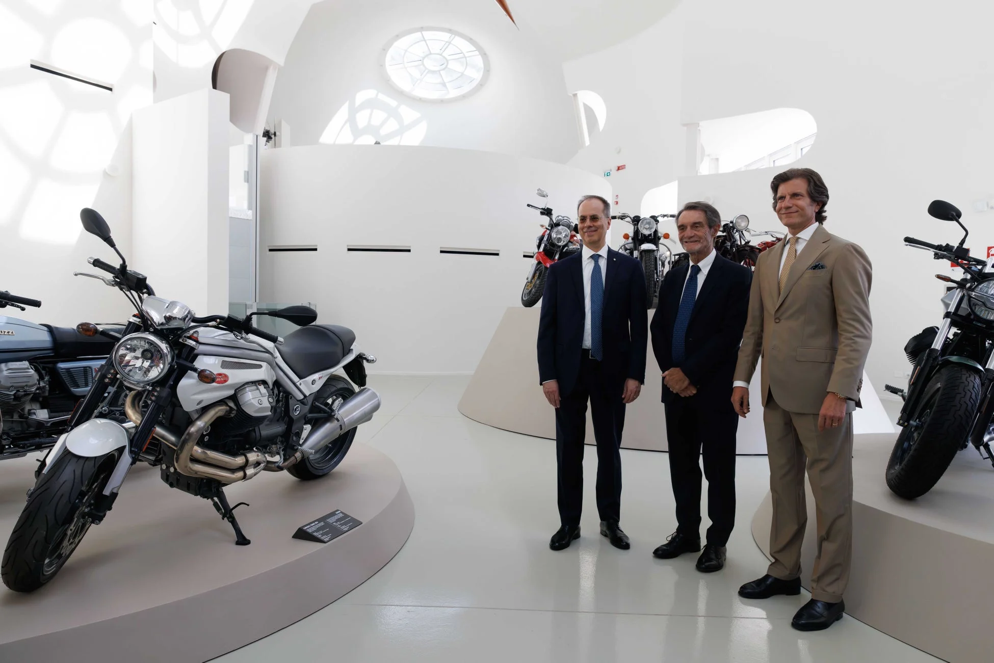 Moto Guzziのオートバイ展示