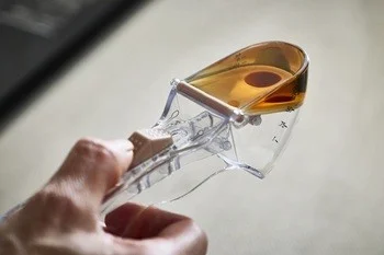 計量スプーンで液体を計量する様子