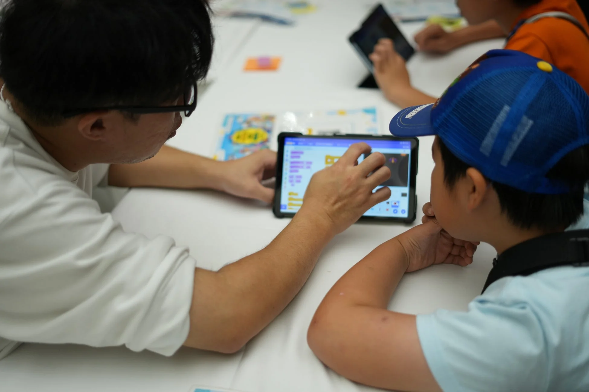 プログラミング教育,タブレット,子供,学習,コーディング,ワークショップ